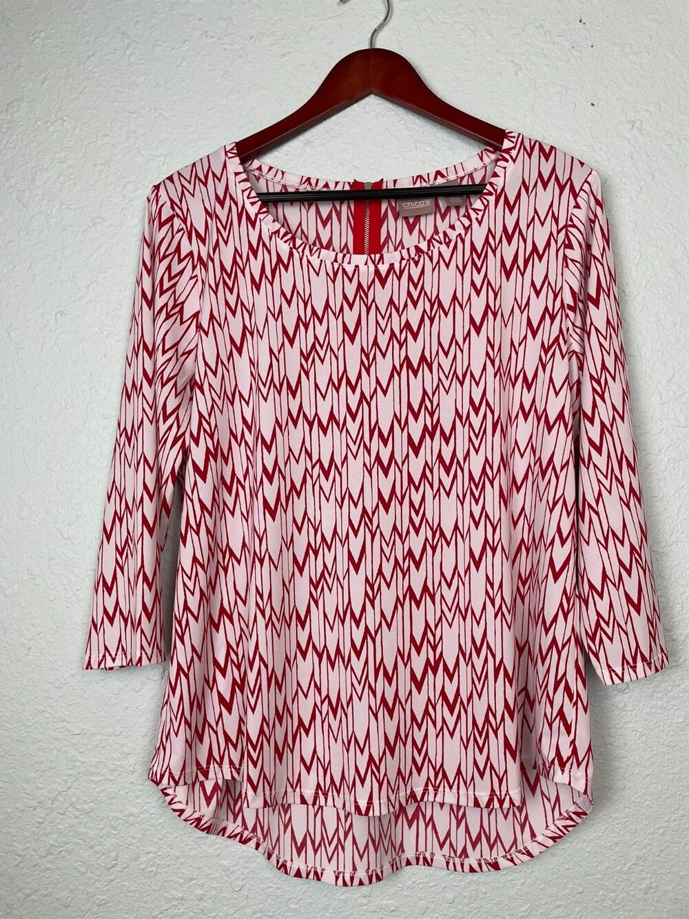 Chico's Women’s Size 2 Red & White Print 3/4 Sleeve Asymmetrical Hem 209